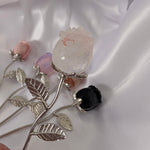 Edelsteen roos op zilverkleurige stengel – curated crystal by Marga Jacobs | rust, symboliek en intuïtieve zelfzorg
