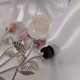 Edelsteen roos op zilverkleurige stengel – curated crystal by Marga Jacobs | rust, symboliek en intuïtieve zelfzorg