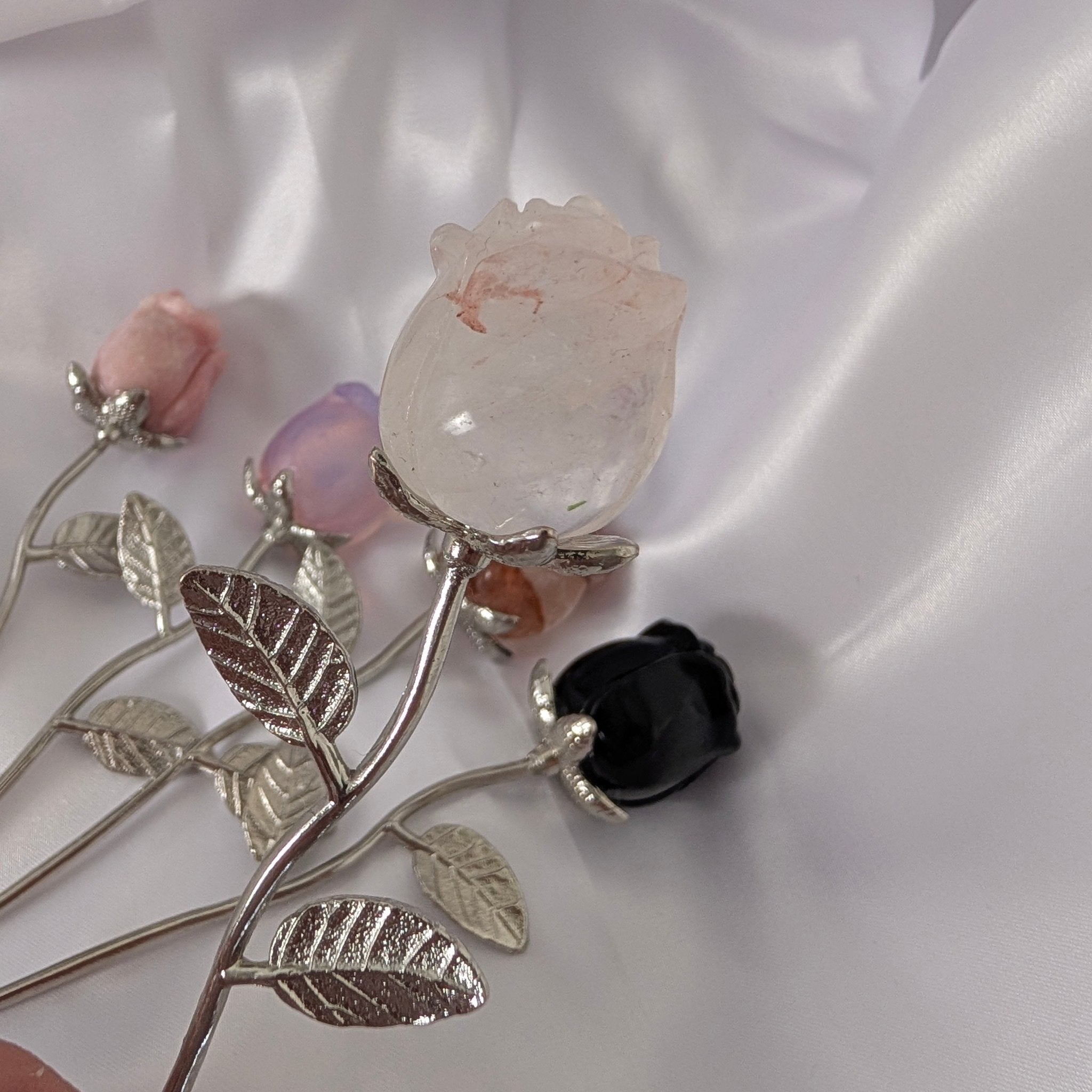 Edelsteen roos op zilverkleurige stengel – curated crystal by Marga Jacobs | rust, symboliek en intuïtieve zelfzorg