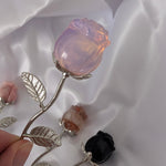 Edelsteen roos op zilverkleurige stengel – curated crystal by Marga Jacobs | rust, symboliek en intuïtieve zelfzorg