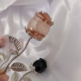 Edelsteen roos op zilverkleurige stengel – curated crystal by Marga Jacobs | rust, symboliek en intuïtieve zelfzorg
