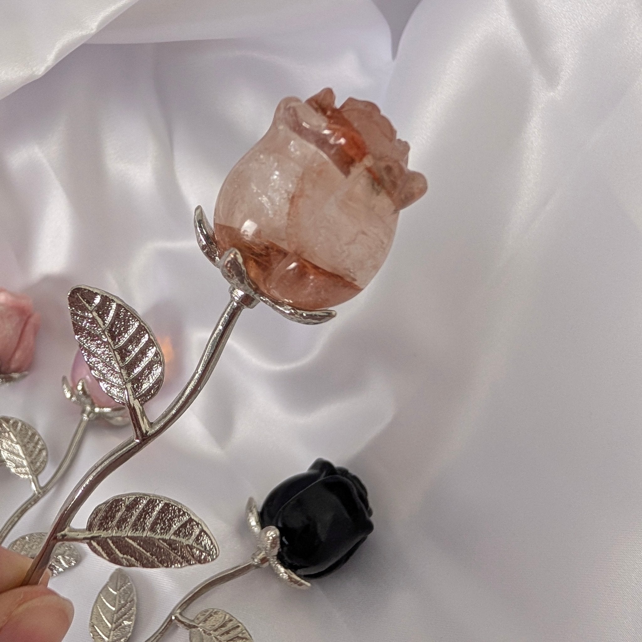 Edelsteen roos op zilverkleurige stengel – curated crystal by Marga Jacobs | rust, symboliek en intuïtieve zelfzorg