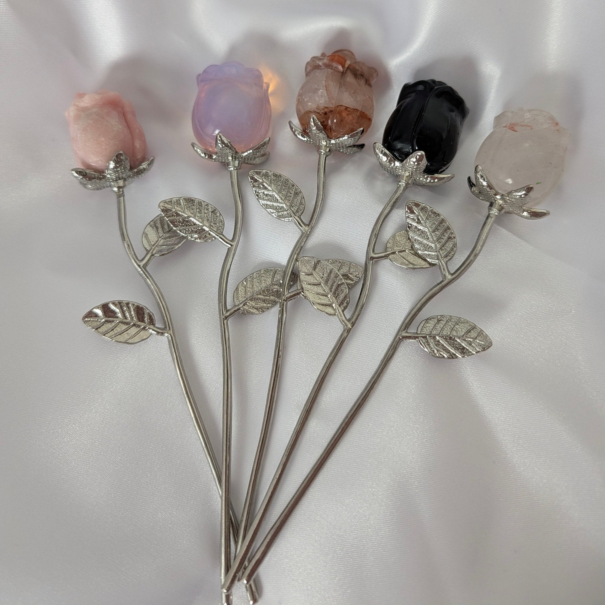Edelsteen roos op zilverkleurige stengel – curated crystal by Marga Jacobs | rust, symboliek en intuïtieve zelfzorg