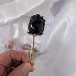 Edelsteen roos op zilverkleurige stengel – curated crystal by Marga Jacobs | rust, symboliek en intuïtieve zelfzorg