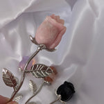 Edelsteen roos op zilverkleurige stengel – curated crystal by Marga Jacobs | rust, symboliek en intuïtieve zelfzorg