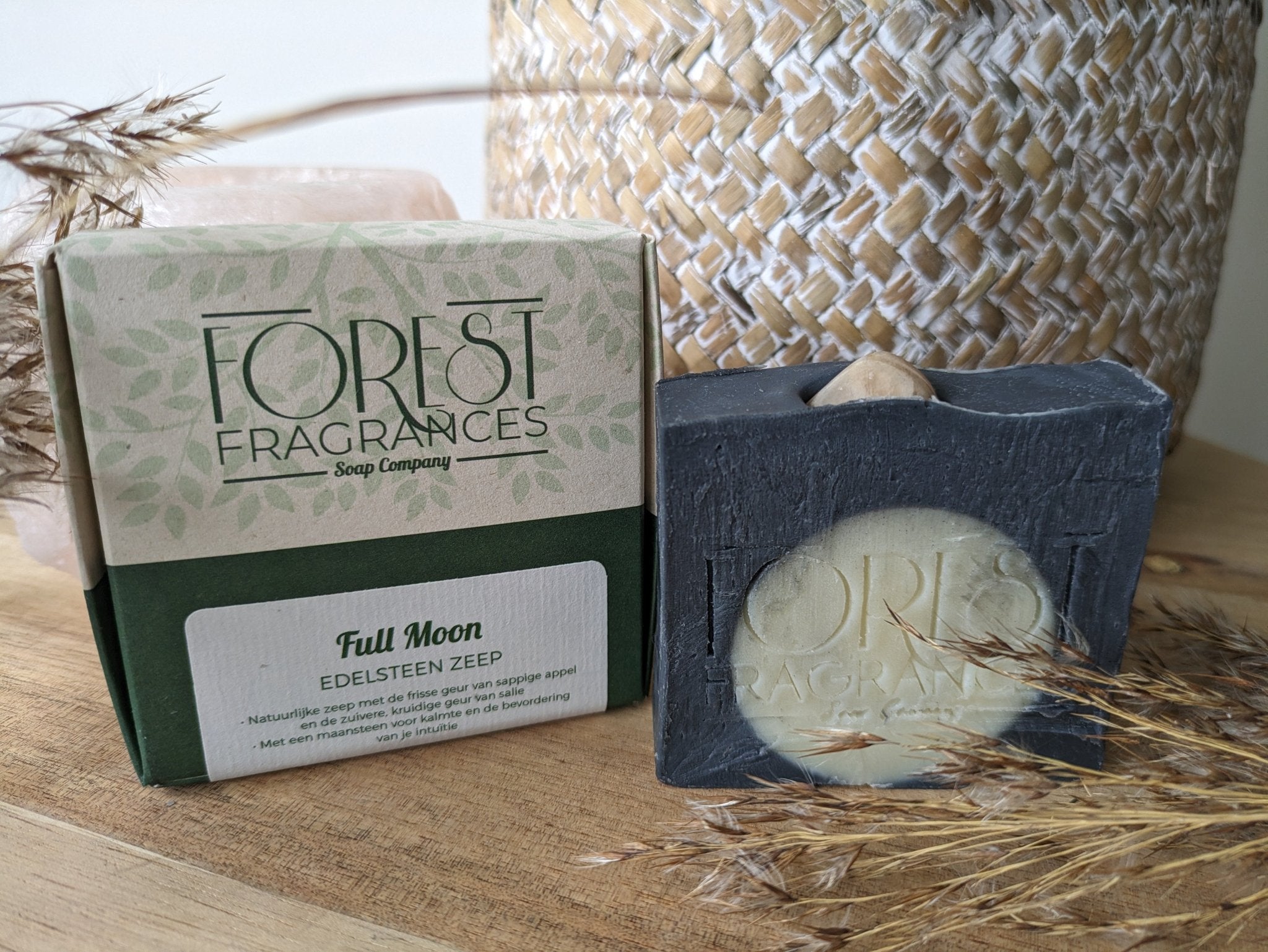 Edelsteenzeep Full Moon | Appel & salie en maansteen – curated crystal by Marga Jacobs | rust, symboliek en intuïtieve zelfzorg