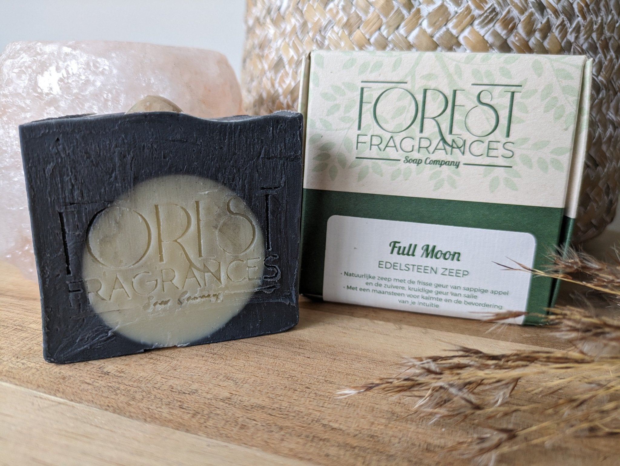 Edelsteenzeep Full Moon | Appel & salie en maansteen – curated crystal by Marga Jacobs | rust, symboliek en intuïtieve zelfzorg