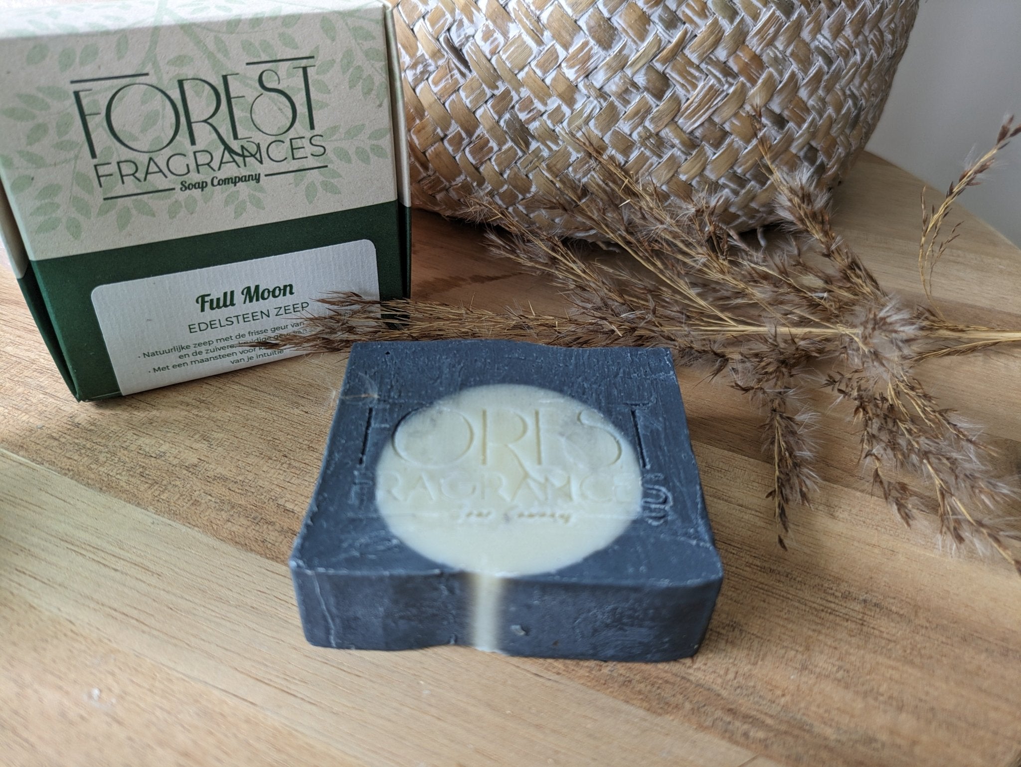 Edelsteenzeep Full Moon | Appel & salie en maansteen – curated crystal by Marga Jacobs | rust, symboliek en intuïtieve zelfzorg