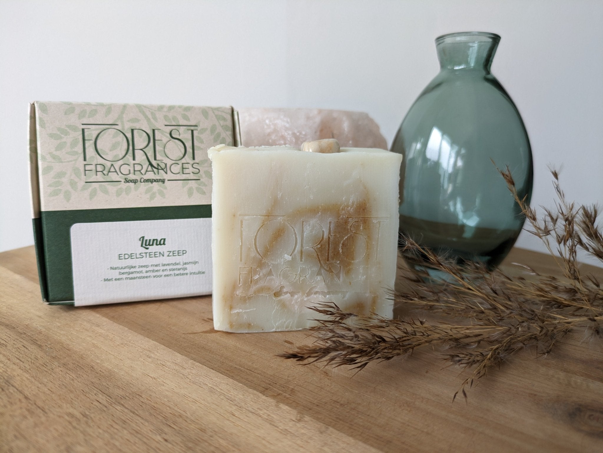 Edelsteenzeep Luna | Maansteen – curated crystal by Marga Jacobs | rust, symboliek en intuïtieve zelfzorg