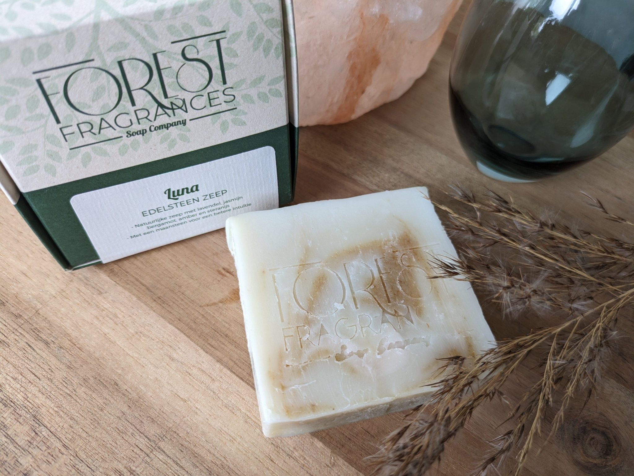 Edelsteenzeep Luna | Maansteen – curated crystal by Marga Jacobs | rust, symboliek en intuïtieve zelfzorg
