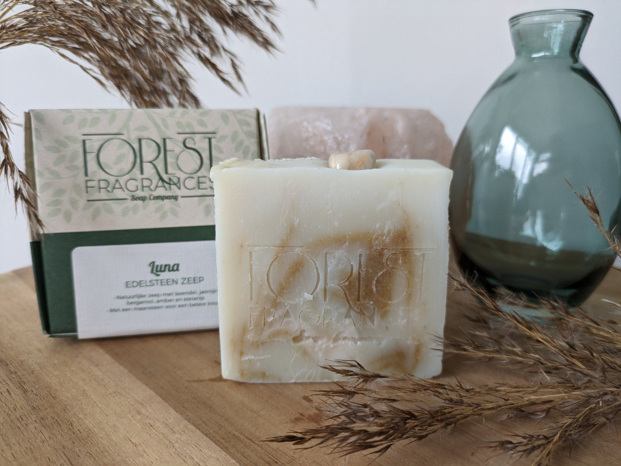 Edelsteenzeep Luna | Maansteen – curated crystal by Marga Jacobs | rust, symboliek en intuïtieve zelfzorg
