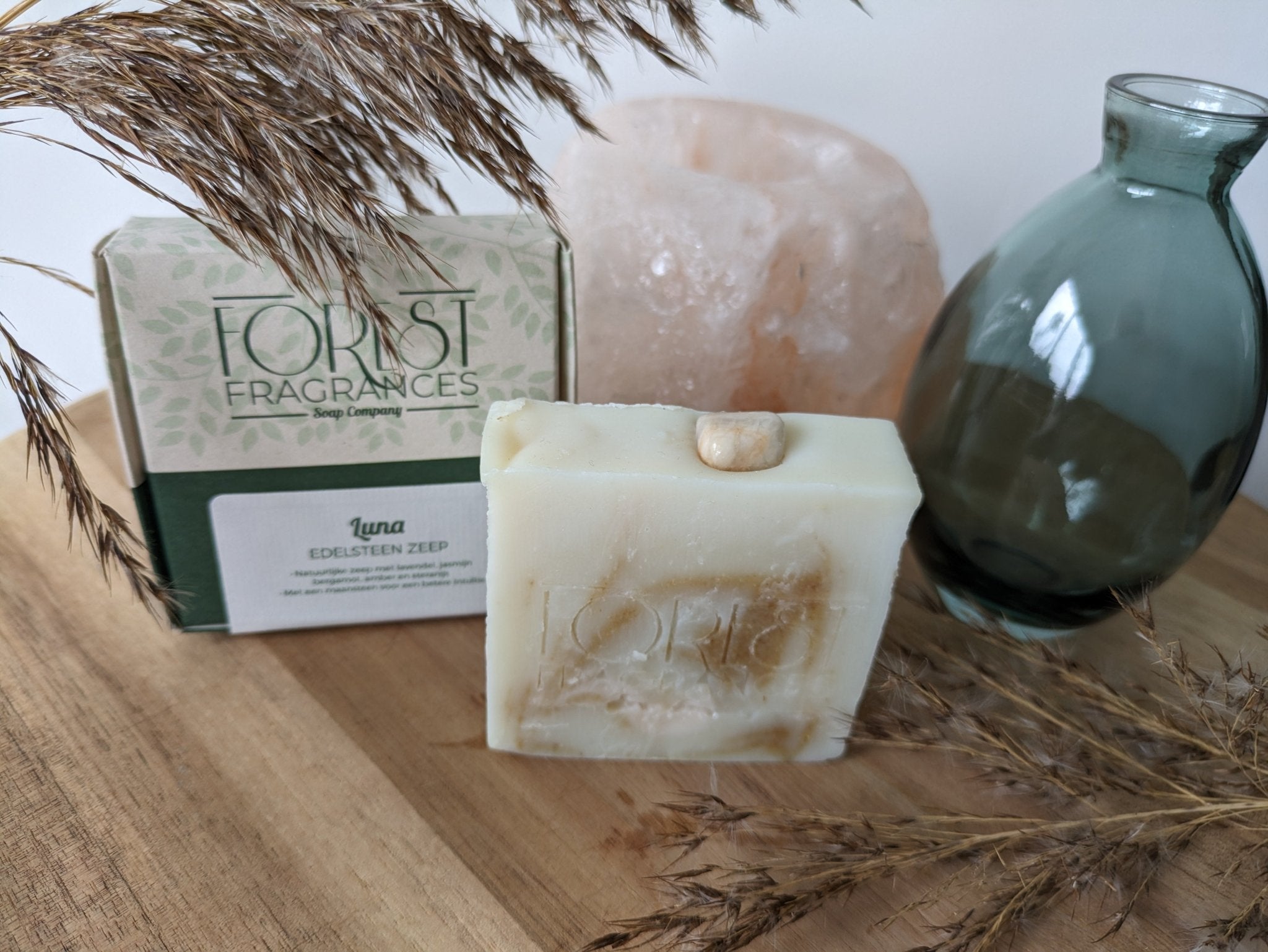 Edelsteenzeep Luna | Maansteen – curated crystal by Marga Jacobs | rust, symboliek en intuïtieve zelfzorg