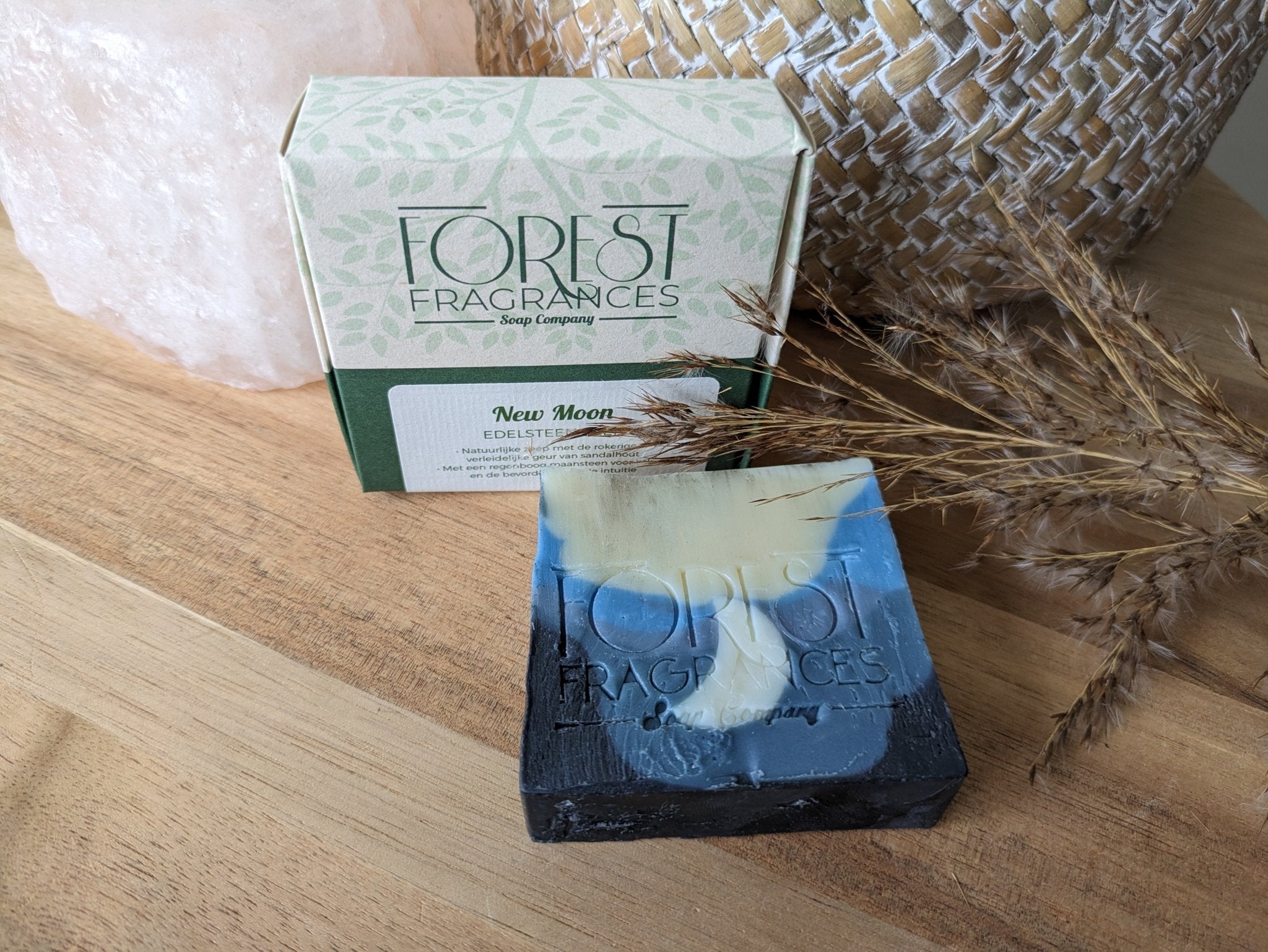 Edelsteenzeep New Moon | Regenboog maansteen – curated crystal by Marga Jacobs | rust, symboliek en intuïtieve zelfzorg