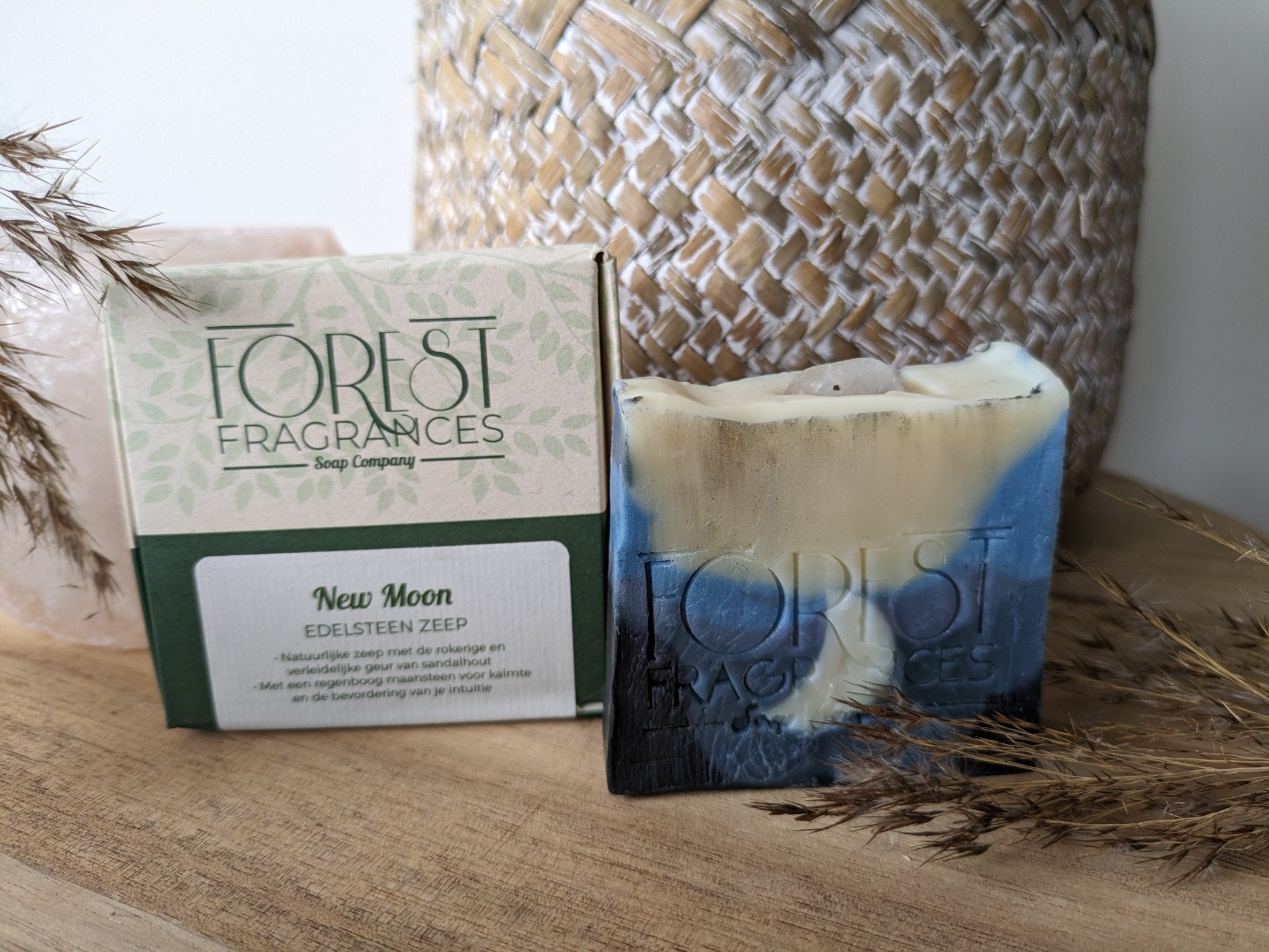 Edelsteenzeep New Moon | Regenboog maansteen – curated crystal by Marga Jacobs | rust, symboliek en intuïtieve zelfzorg