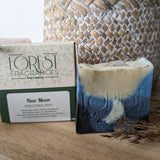 Edelsteenzeep New Moon | Regenboog maansteen – curated crystal by Marga Jacobs | rust, symboliek en intuïtieve zelfzorg