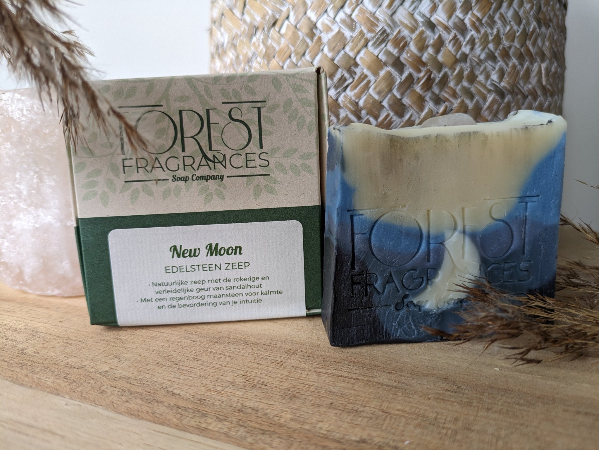 Edelsteenzeep New Moon | Regenboog maansteen – curated crystal by Marga Jacobs | rust, symboliek en intuïtieve zelfzorg