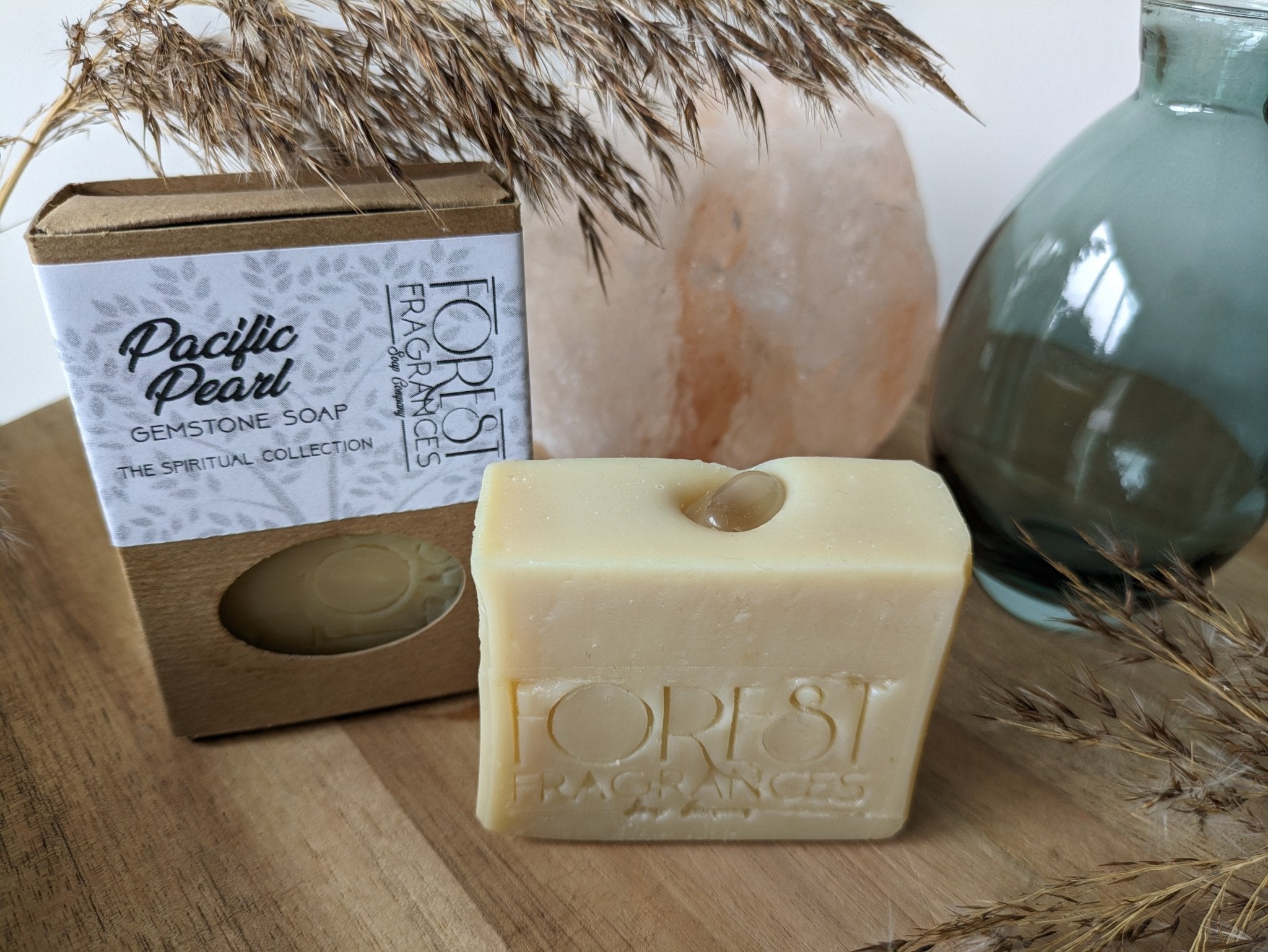 Edelsteenzeep Pacific Pearl | Bergkristal – curated crystal by Marga Jacobs | rust, symboliek en intuïtieve zelfzorg