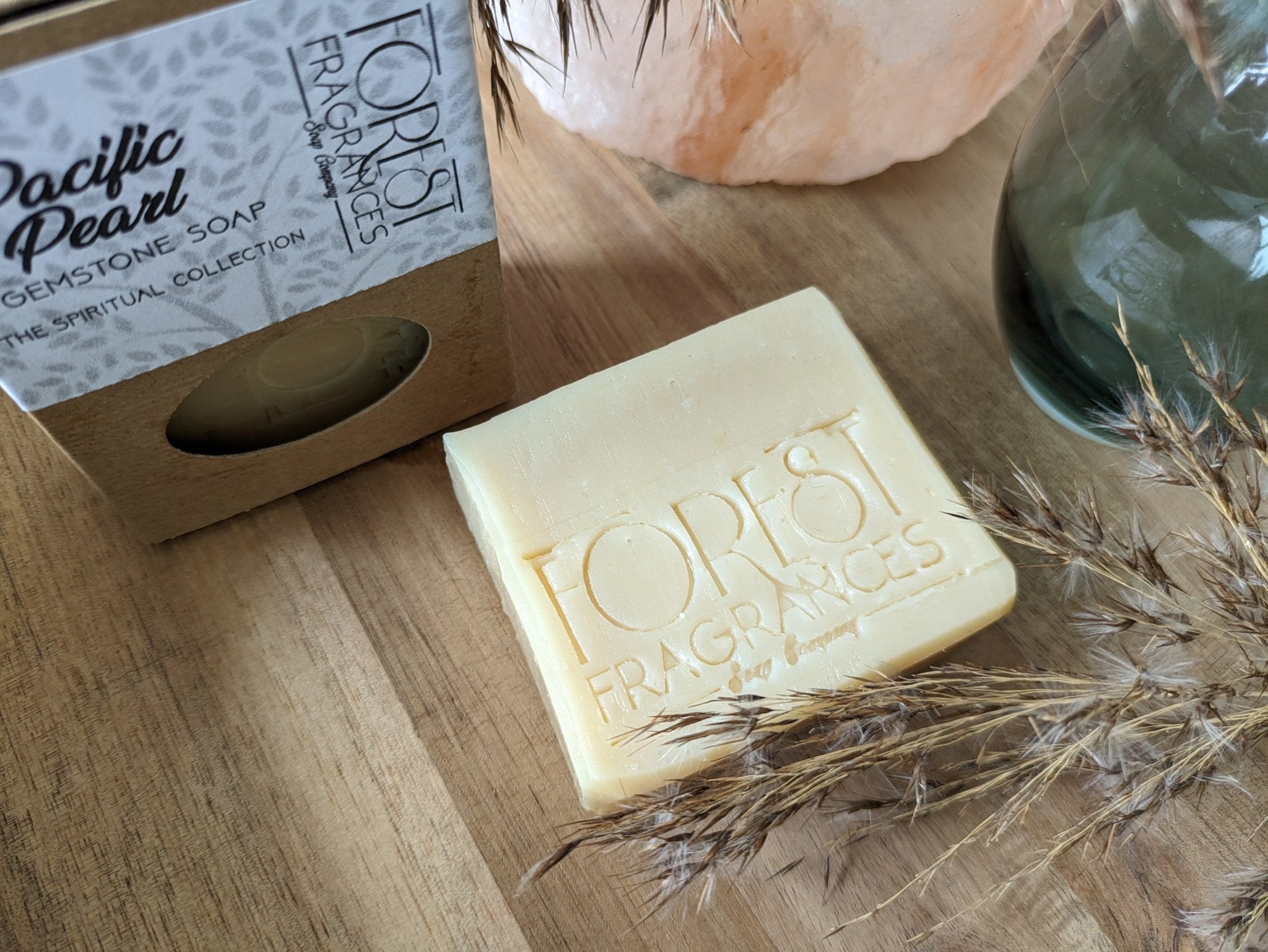 Edelsteenzeep Pacific Pearl | Bergkristal – curated crystal by Marga Jacobs | rust, symboliek en intuïtieve zelfzorg