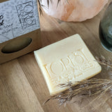 Edelsteenzeep Pacific Pearl | Bergkristal – curated crystal by Marga Jacobs | rust, symboliek en intuïtieve zelfzorg