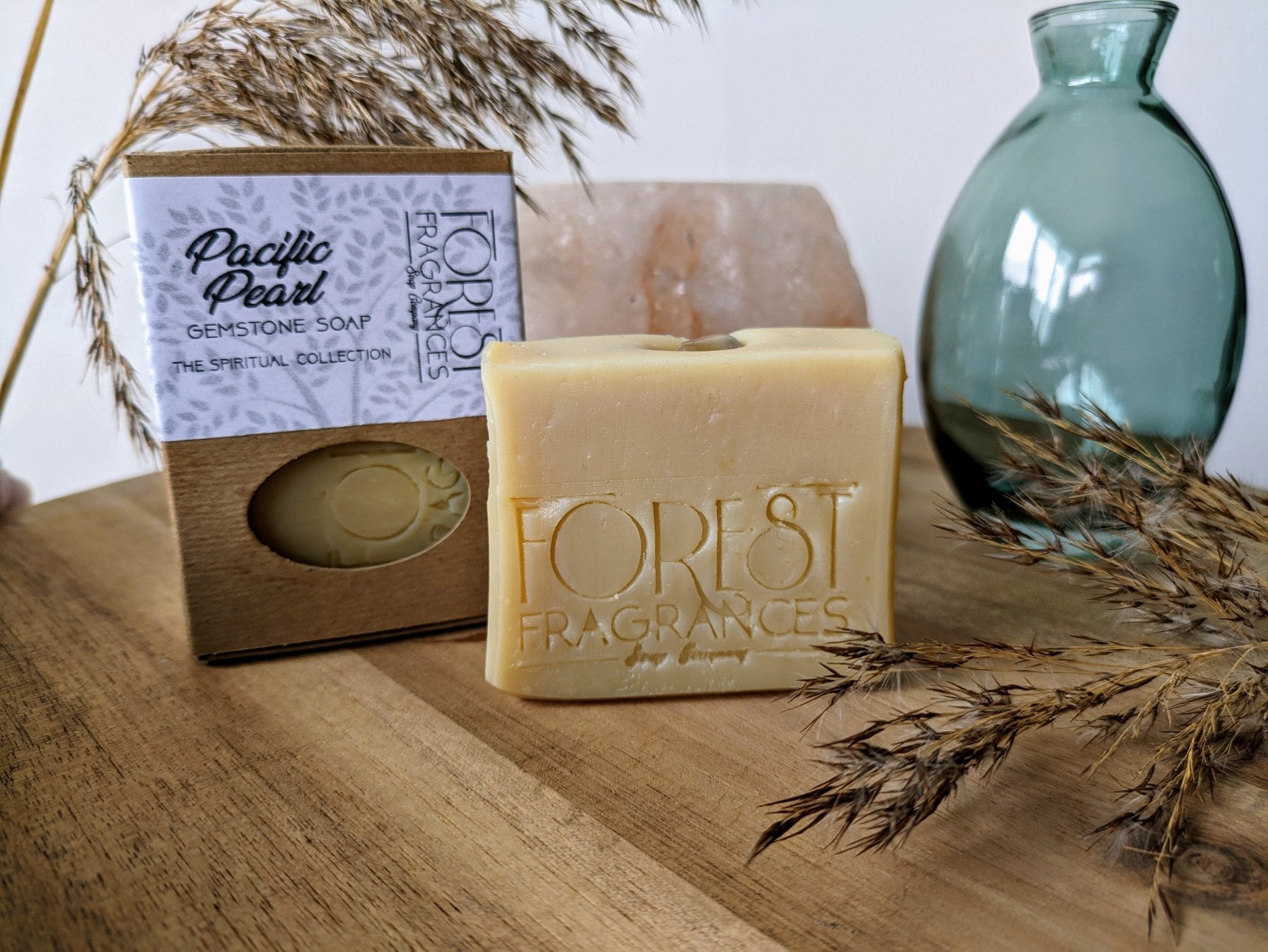 Edelsteenzeep Pacific Pearl | Bergkristal – curated crystal by Marga Jacobs | rust, symboliek en intuïtieve zelfzorg