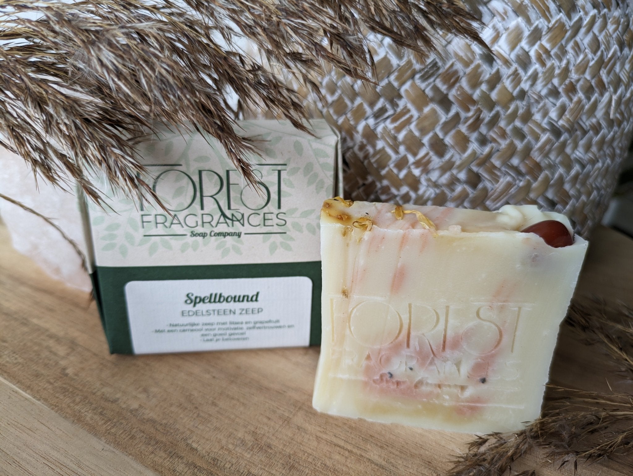 Edelsteenzeep Spellbound | Grapefruit en carneool – curated crystal by Marga Jacobs | rust, symboliek en intuïtieve zelfzorg