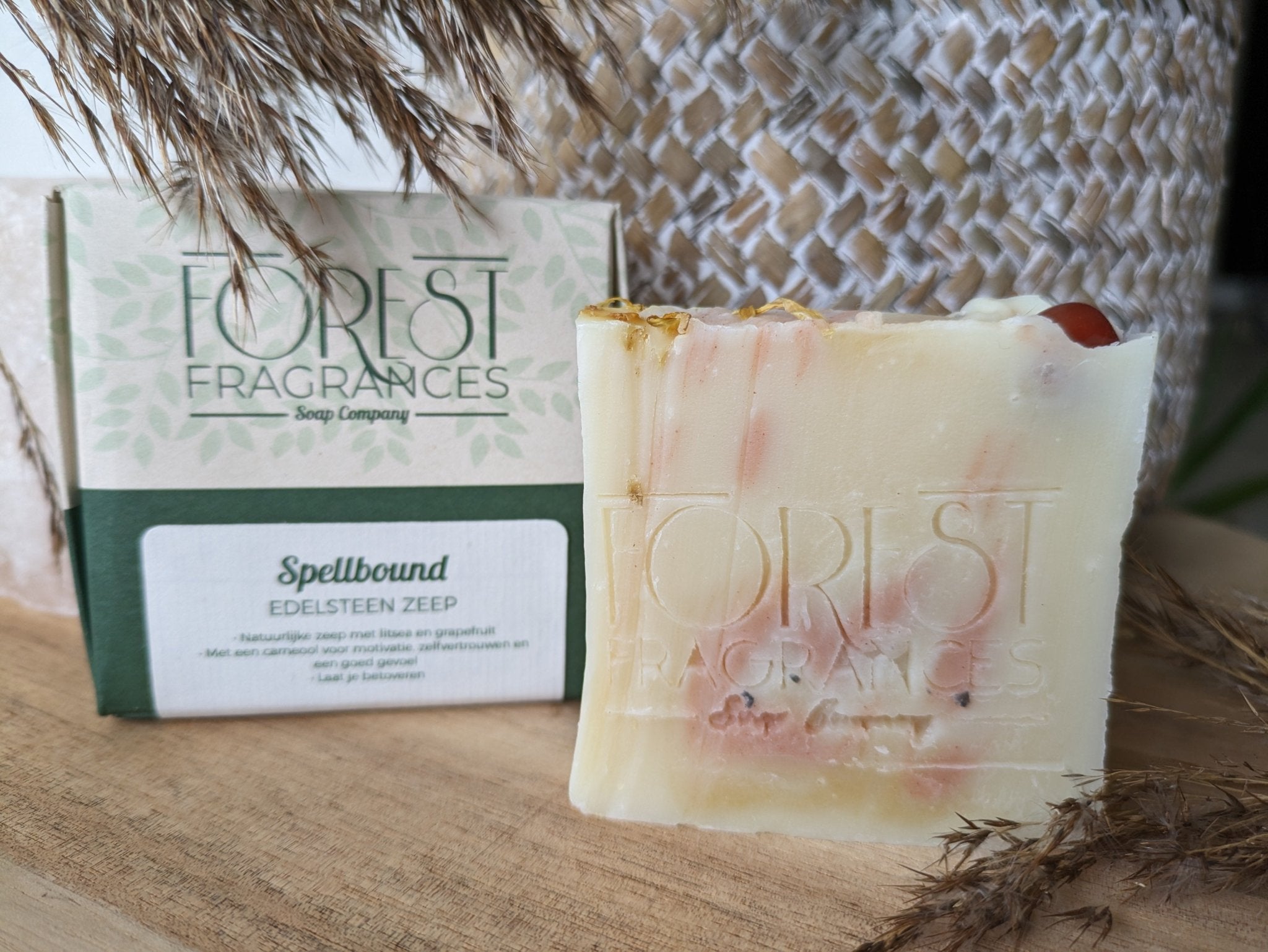 Edelsteenzeep Spellbound | Grapefruit en carneool – curated crystal by Marga Jacobs | rust, symboliek en intuïtieve zelfzorg