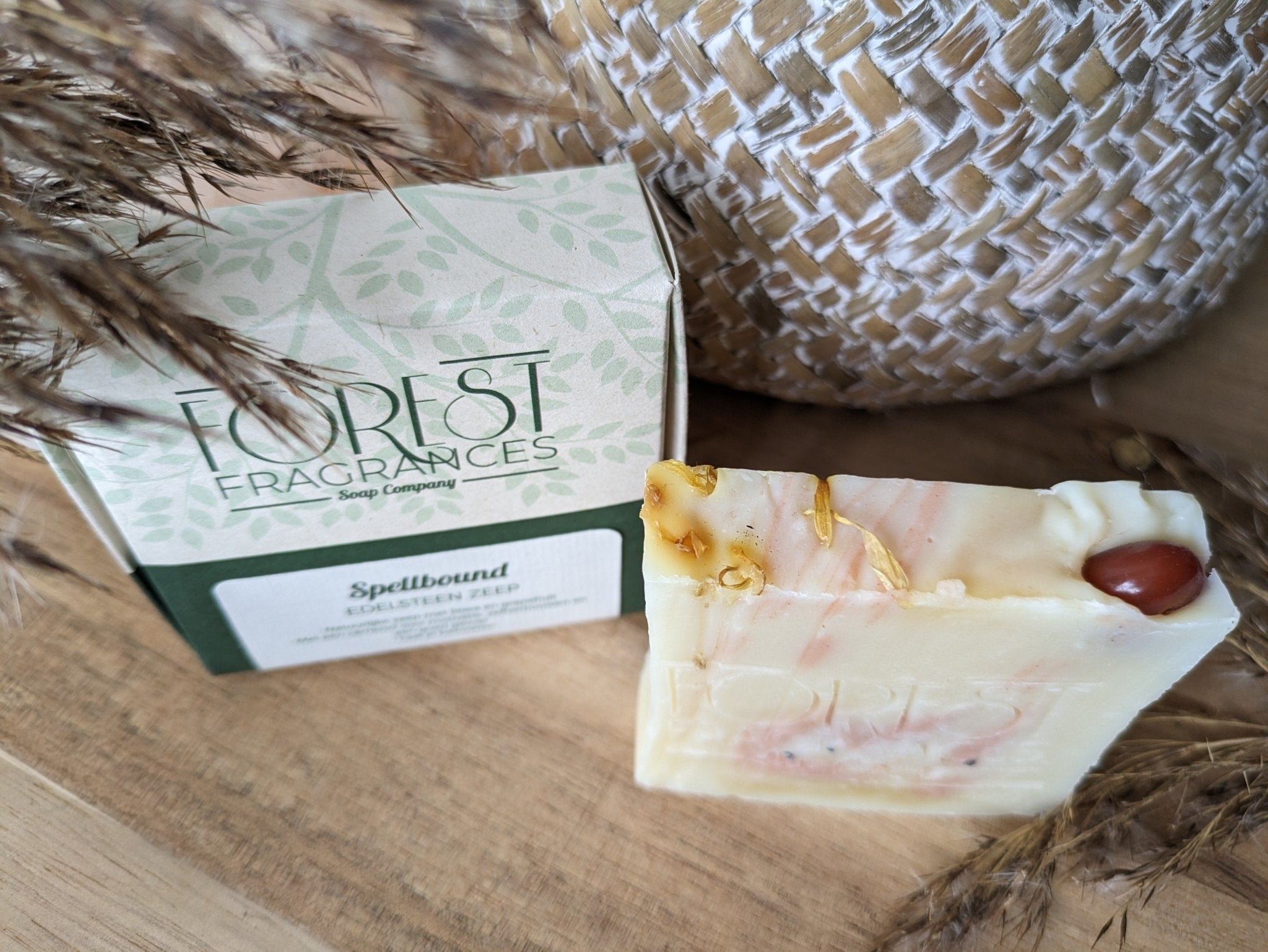 Edelsteenzeep Spellbound | Grapefruit en carneool – curated crystal by Marga Jacobs | rust, symboliek en intuïtieve zelfzorg