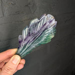 Fluoriet veer – curated crystal by Marga Jacobs | rust, symboliek en intuïtieve zelfzorg