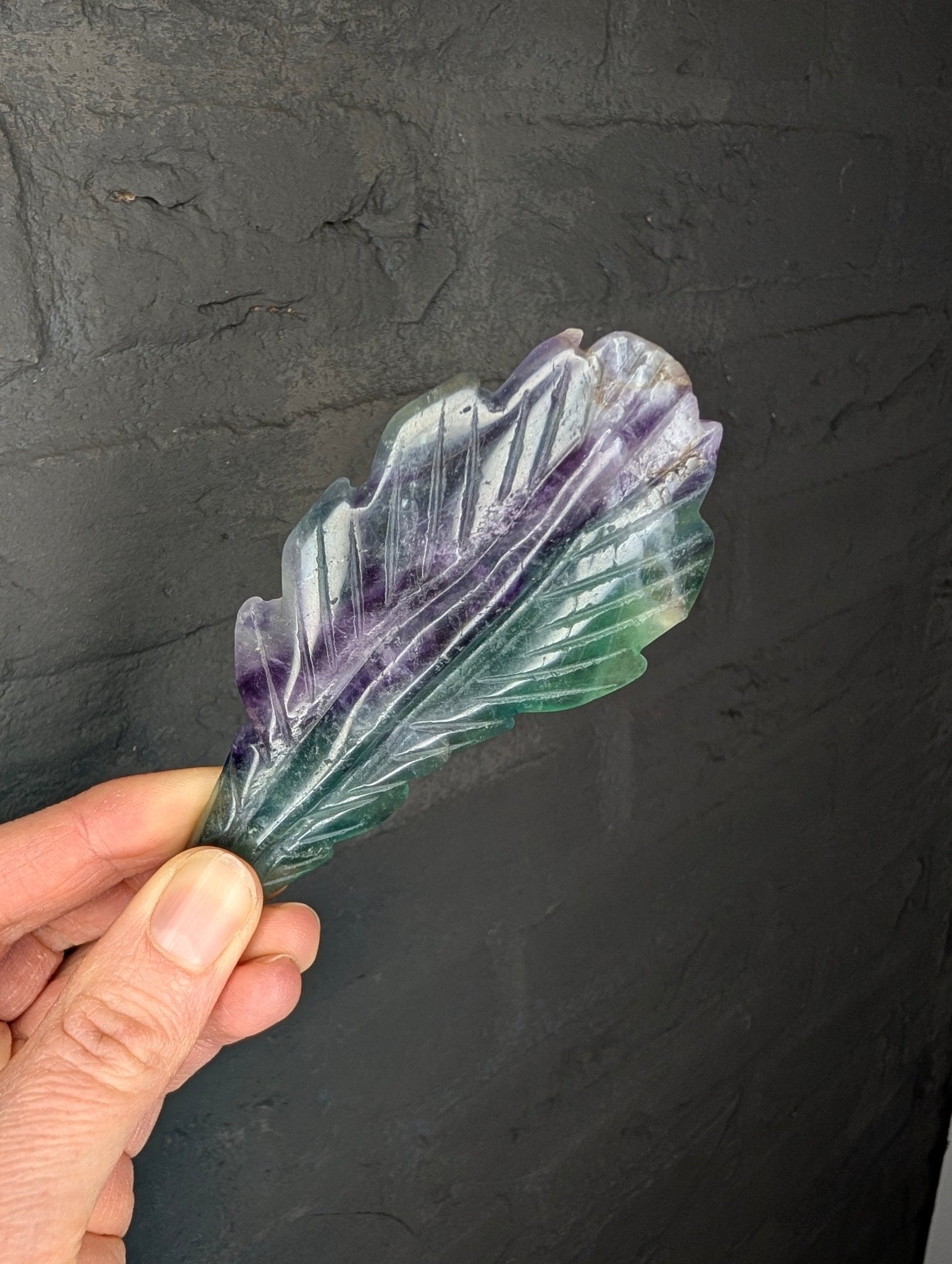 Fluoriet veer – curated crystal by Marga Jacobs | rust, symboliek en intuïtieve zelfzorg