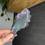 Fluoriet veer – curated crystal by Marga Jacobs | rust, symboliek en intuïtieve zelfzorg