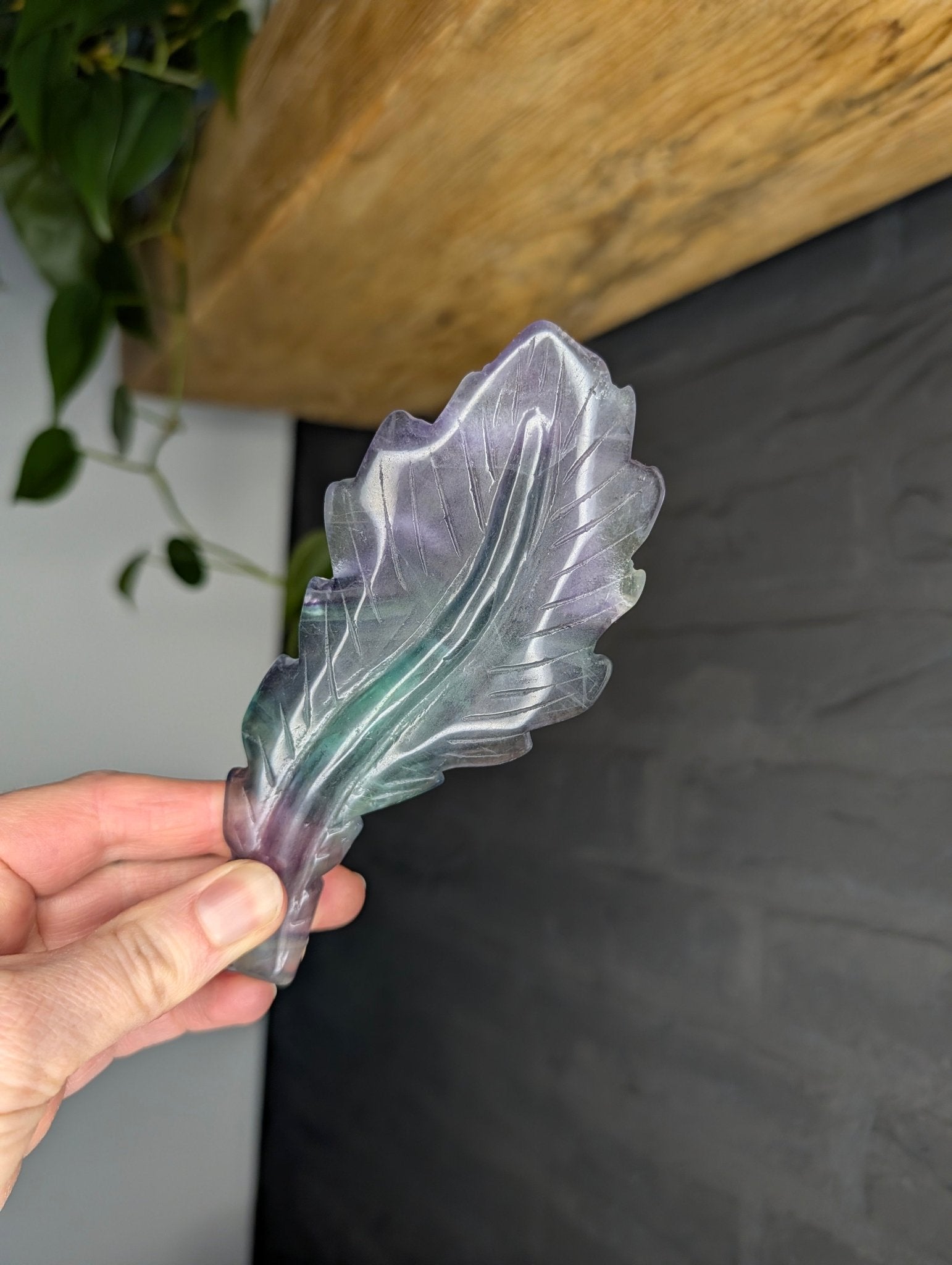 Fluoriet veer – curated crystal by Marga Jacobs | rust, symboliek en intuïtieve zelfzorg