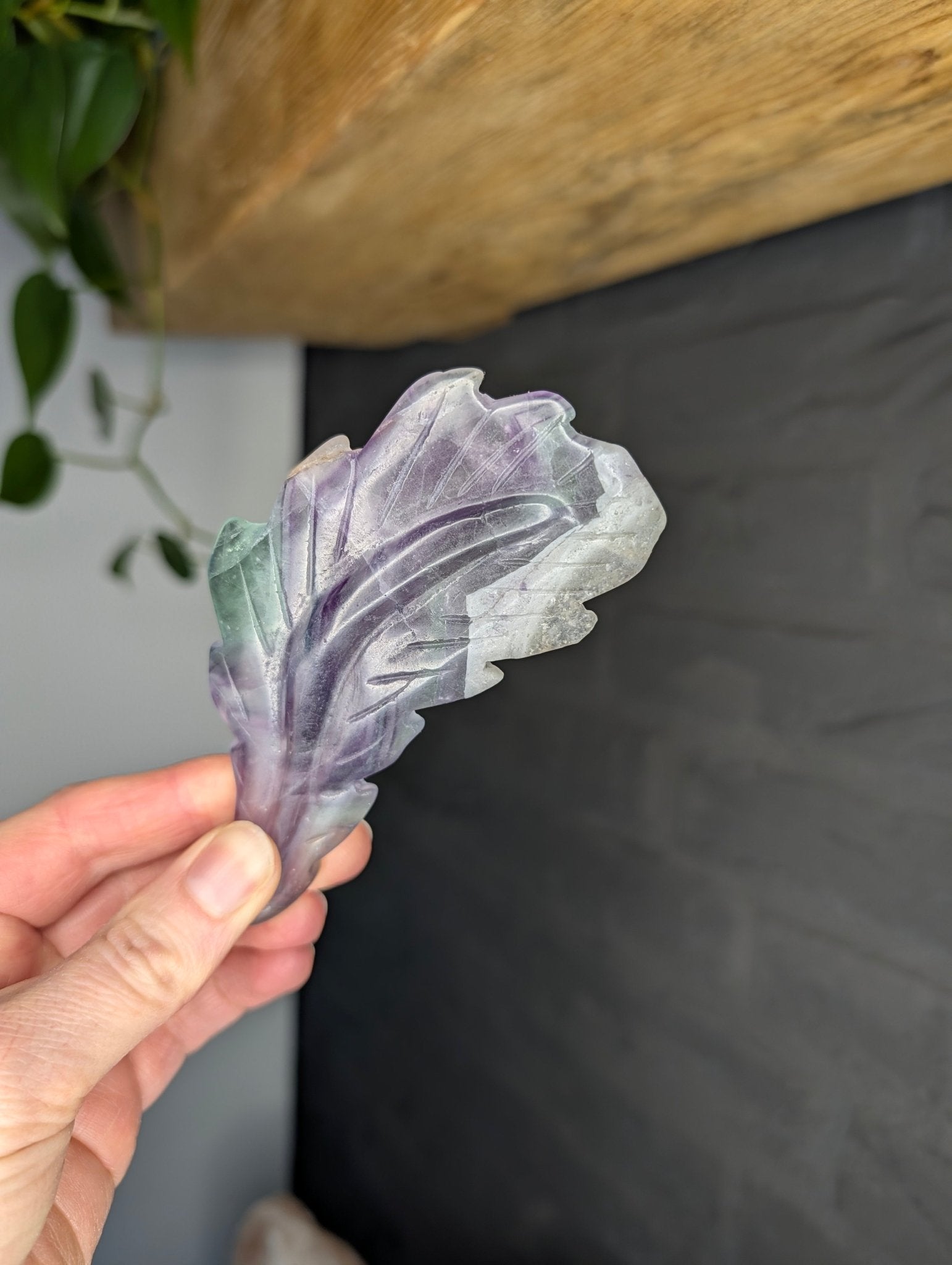 Fluoriet veer – curated crystal by Marga Jacobs | rust, symboliek en intuïtieve zelfzorg