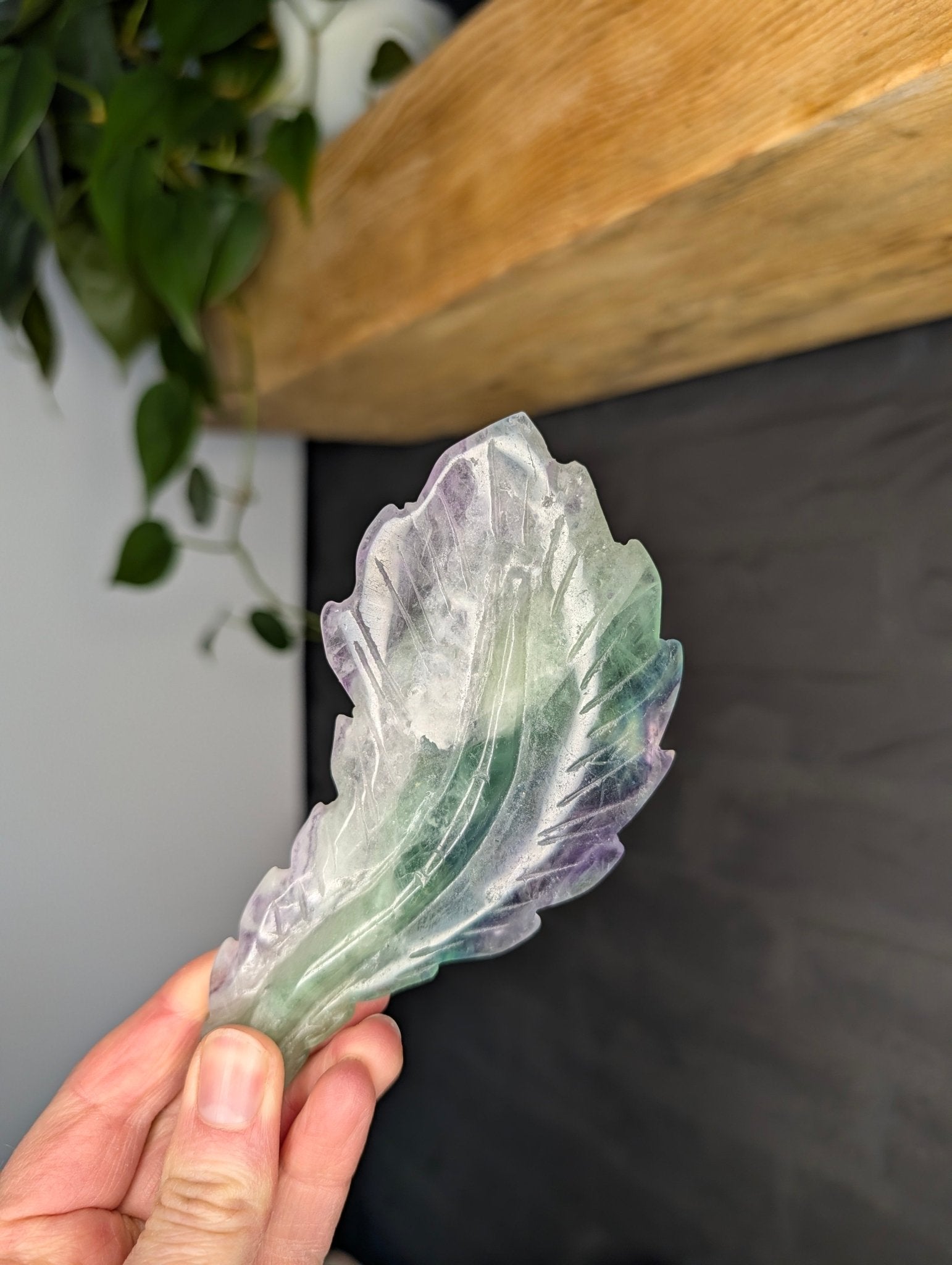 Fluoriet veer – curated crystal by Marga Jacobs | rust, symboliek en intuïtieve zelfzorg