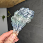 Fluoriet veer – curated crystal by Marga Jacobs | rust, symboliek en intuïtieve zelfzorg
