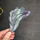 Fluoriet veer – curated crystal by Marga Jacobs | rust, symboliek en intuïtieve zelfzorg