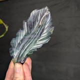 Fluoriet veer – curated crystal by Marga Jacobs | rust, symboliek en intuïtieve zelfzorg