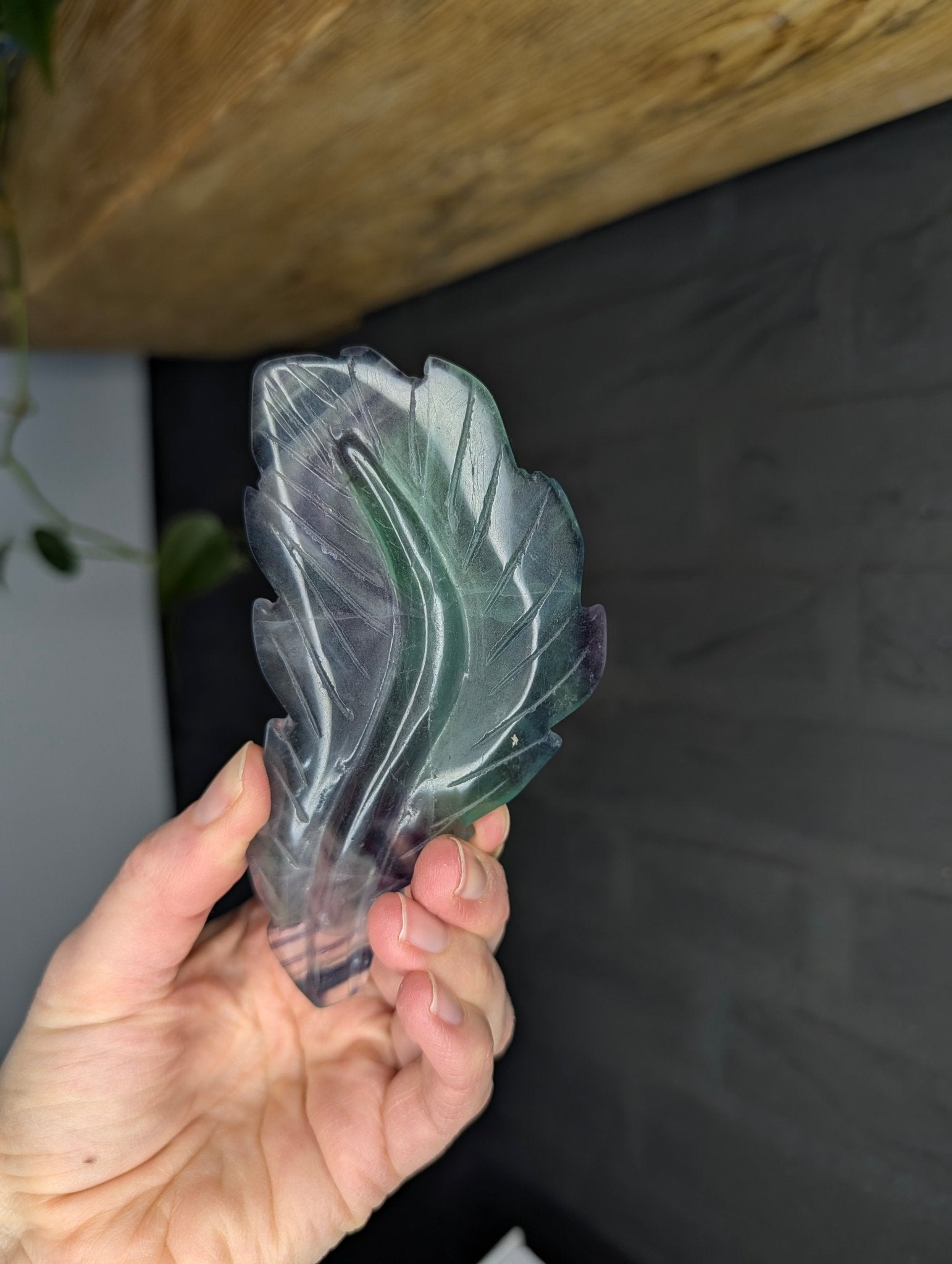 Fluoriet veer – curated crystal by Marga Jacobs | rust, symboliek en intuïtieve zelfzorg