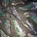 Fluoriet veer – curated crystal by Marga Jacobs | rust, symboliek en intuïtieve zelfzorg