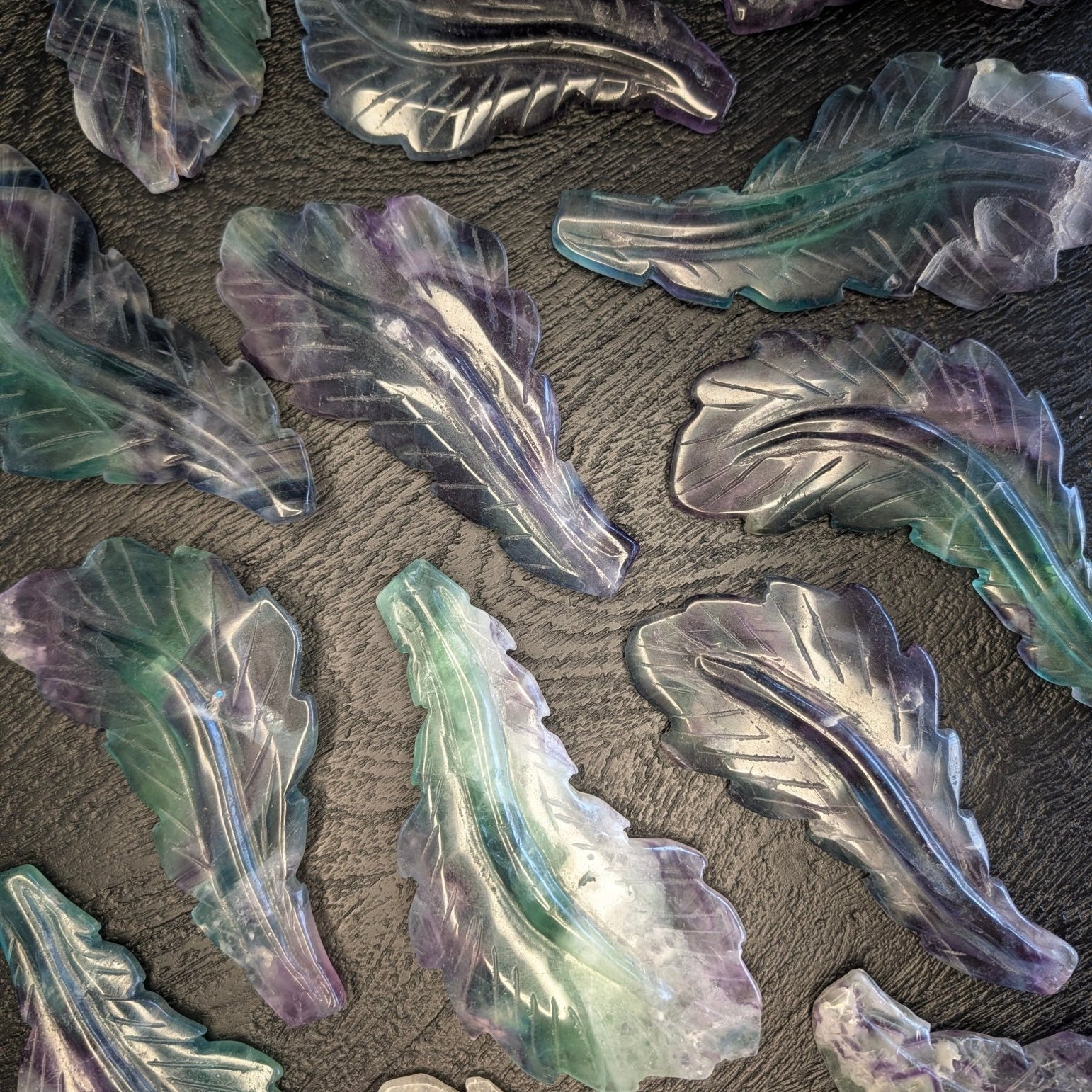 Fluoriet veer – curated crystal by Marga Jacobs | rust, symboliek en intuïtieve zelfzorg