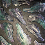 Fluoriet veer – curated crystal by Marga Jacobs | rust, symboliek en intuïtieve zelfzorg