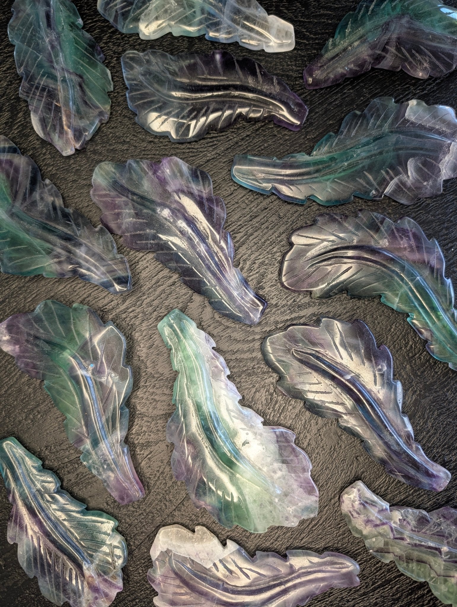 Fluoriet veer – curated crystal by Marga Jacobs | rust, symboliek en intuïtieve zelfzorg