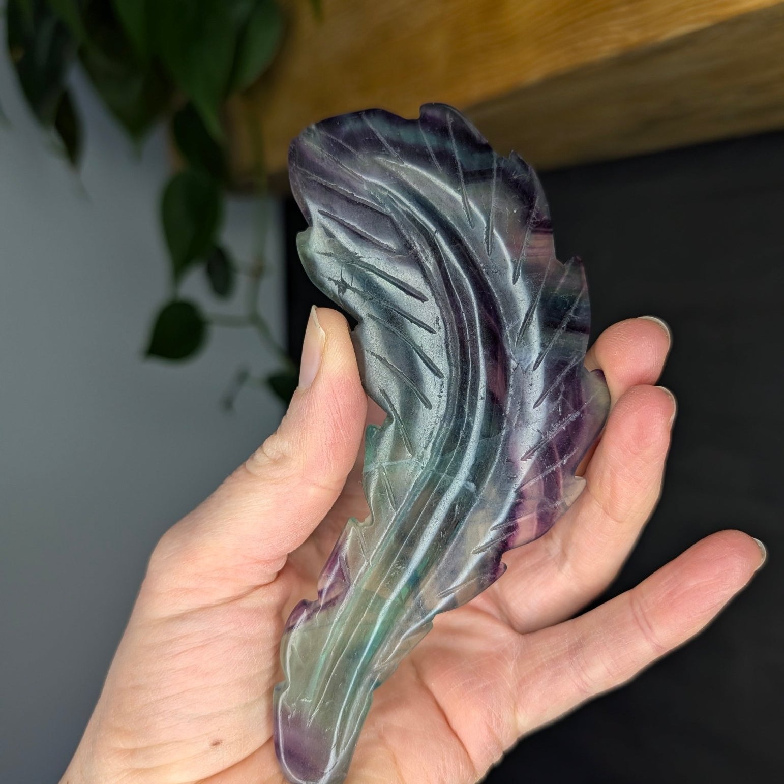Fluoriet veer – curated crystal by Marga Jacobs | rust, symboliek en intuïtieve zelfzorg