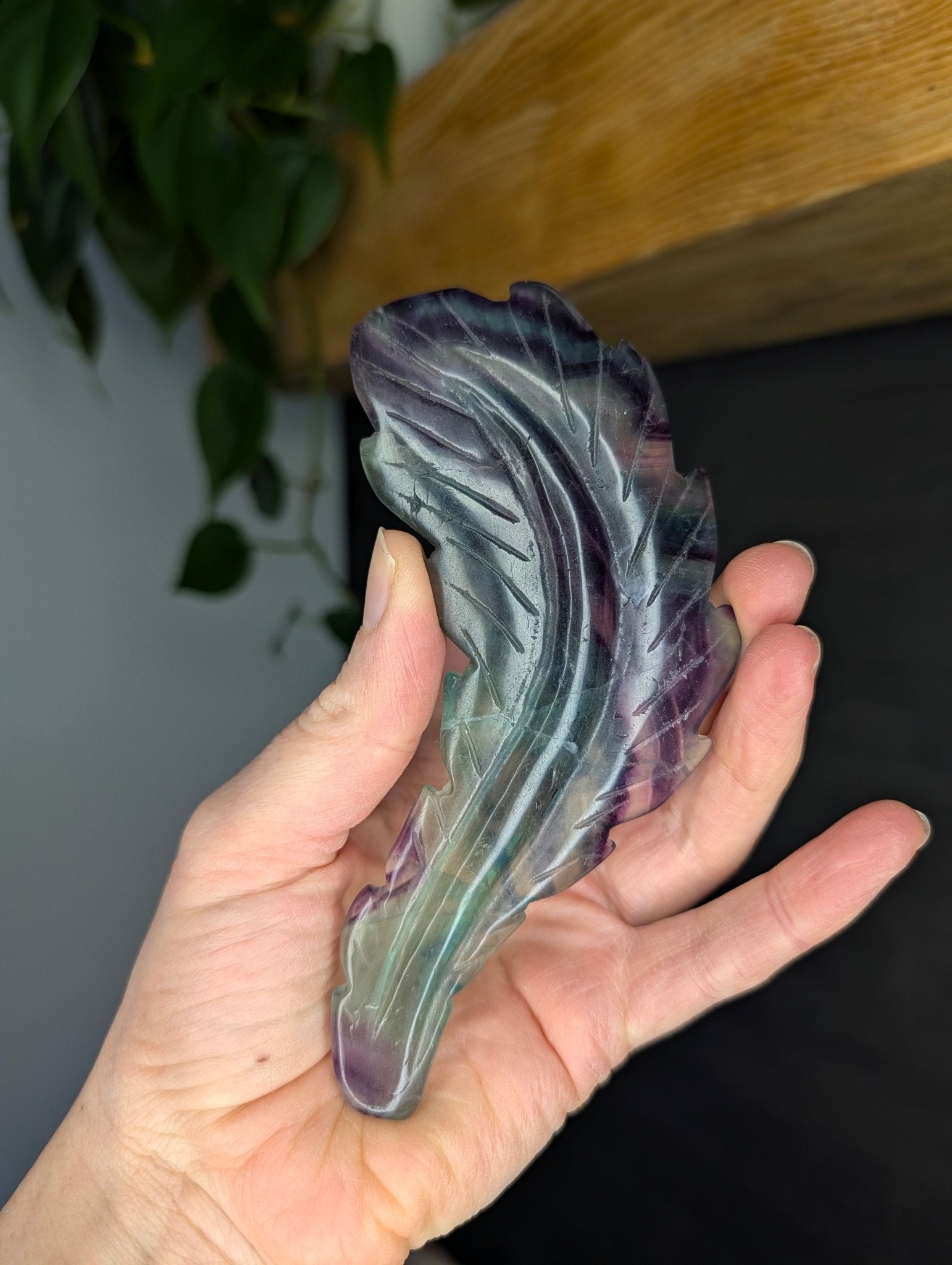 Fluoriet veer – curated crystal by Marga Jacobs | rust, symboliek en intuïtieve zelfzorg