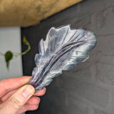 Fluoriet veer – curated crystal by Marga Jacobs | rust, symboliek en intuïtieve zelfzorg
