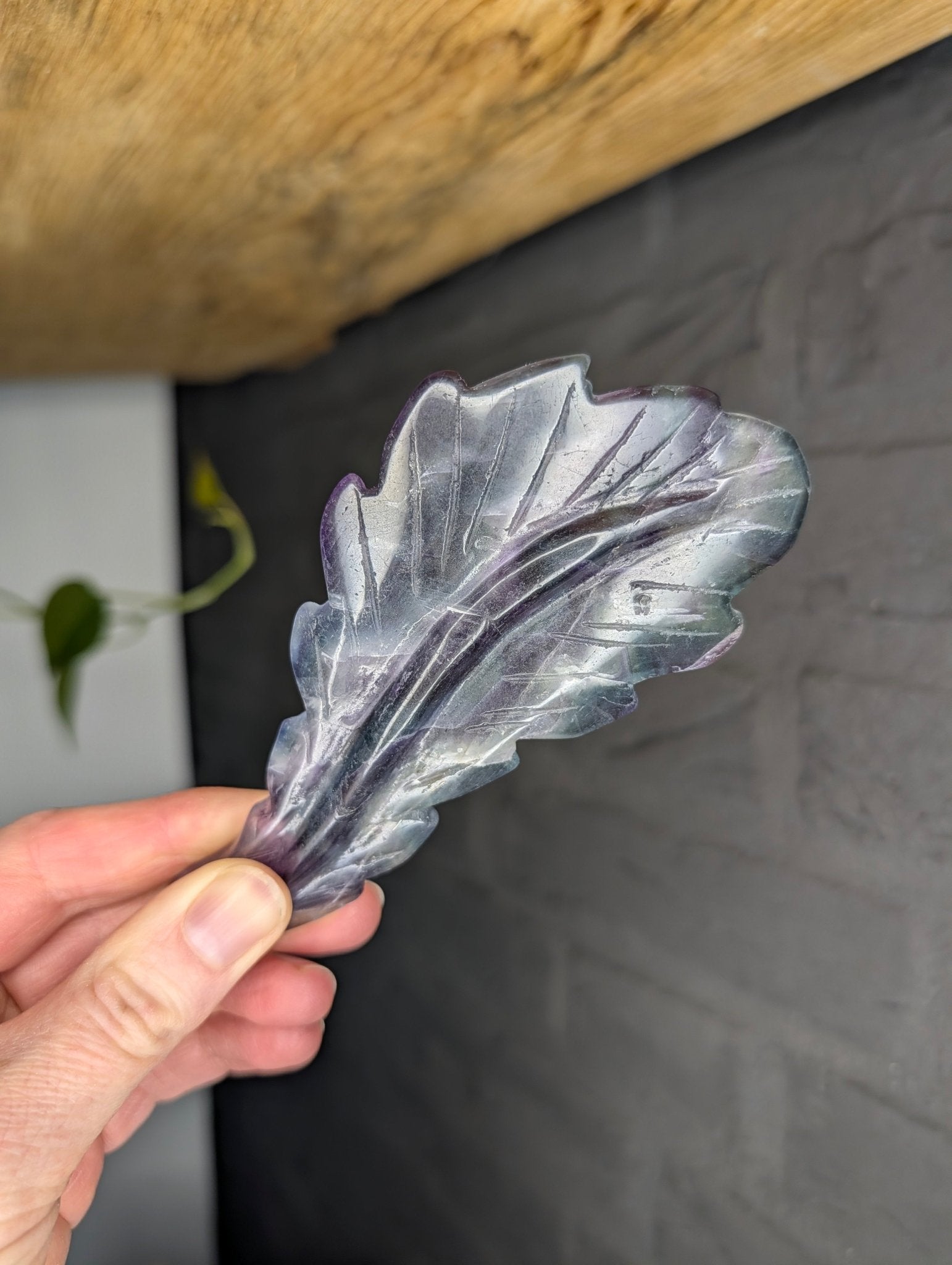 Fluoriet veer – curated crystal by Marga Jacobs | rust, symboliek en intuïtieve zelfzorg