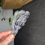 Fluoriet veer – curated crystal by Marga Jacobs | rust, symboliek en intuïtieve zelfzorg