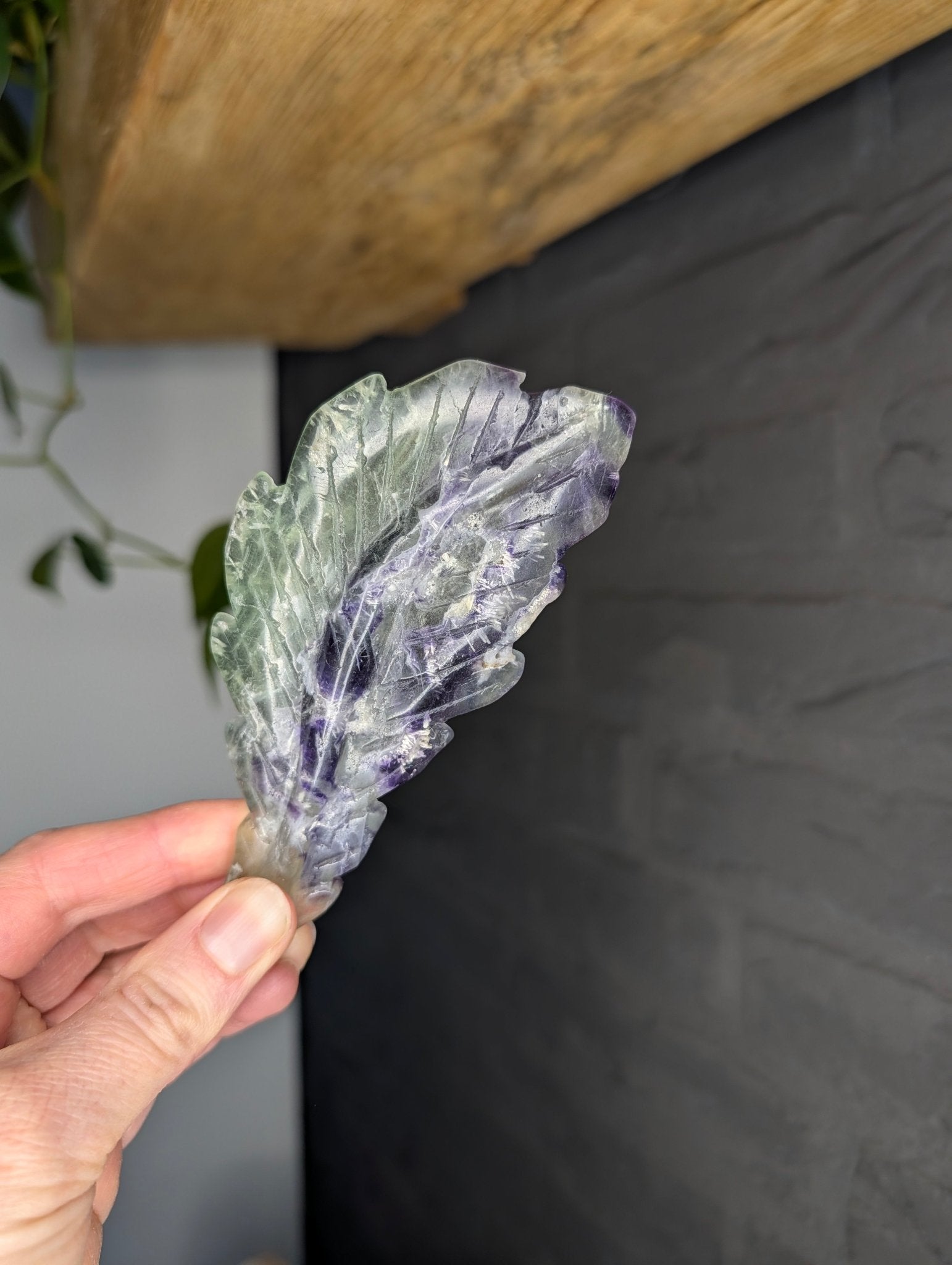 Fluoriet veer – curated crystal by Marga Jacobs | rust, symboliek en intuïtieve zelfzorg