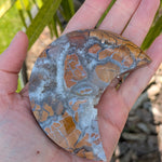 Gele jaspis maan 1 – curated crystal by Marga Jacobs | rust, symboliek en intuïtieve zelfzorg