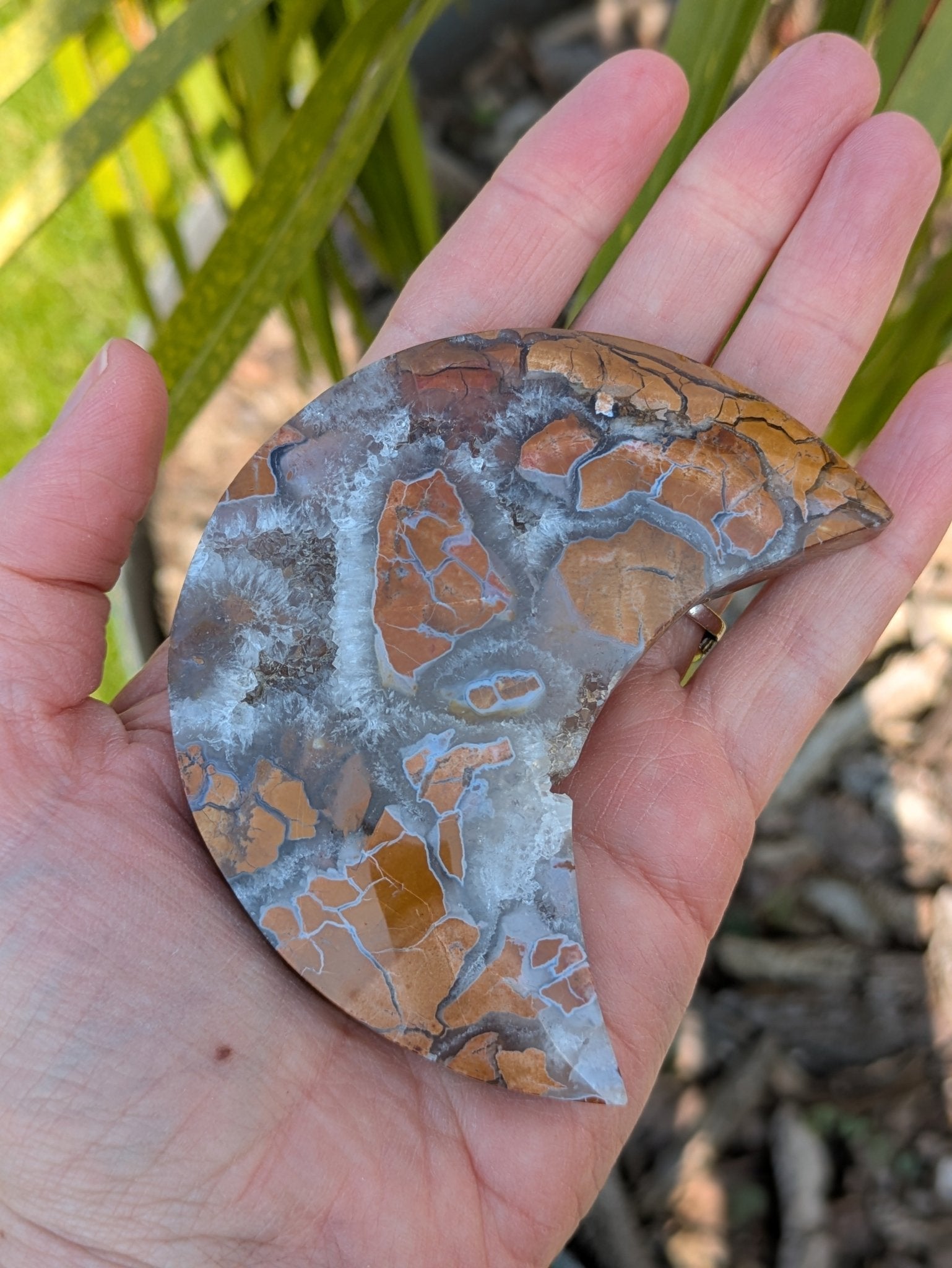 Gele jaspis maan 1 – curated crystal by Marga Jacobs | rust, symboliek en intuïtieve zelfzorg