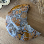 Gele jaspis maan 1 – curated crystal by Marga Jacobs | rust, symboliek en intuïtieve zelfzorg